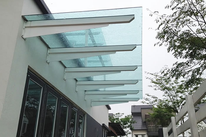 Between polycarbonate roofing and glass roofing